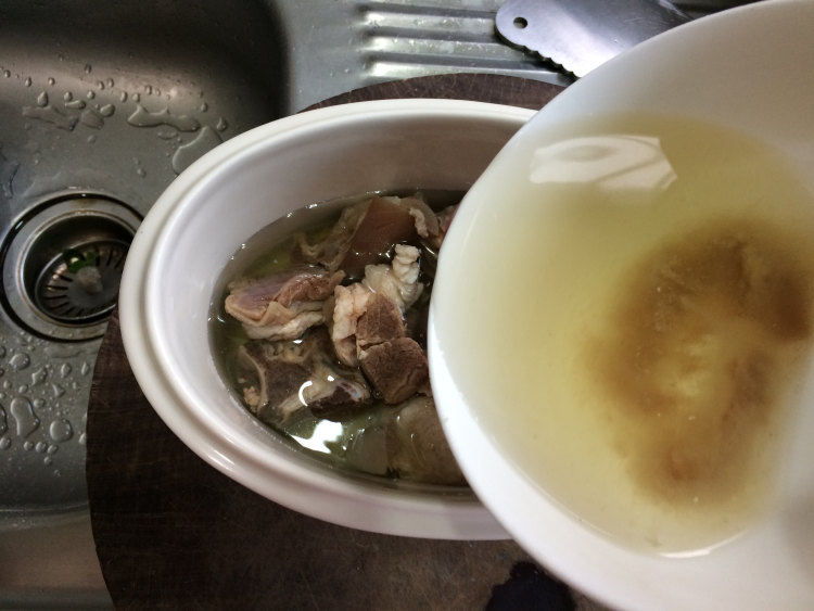 羊肉炖牛肝菌步骤3