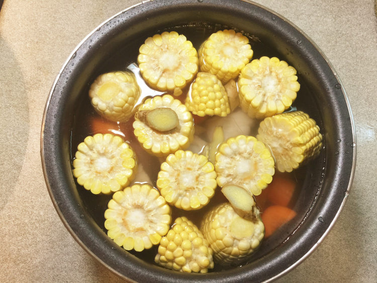 豚骨玉米汤步骤4