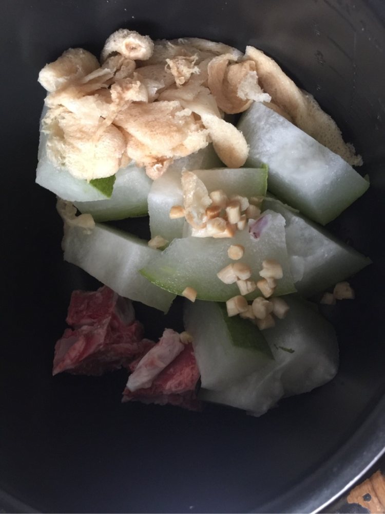 冬瓜干贝竹荪骨汤步骤2