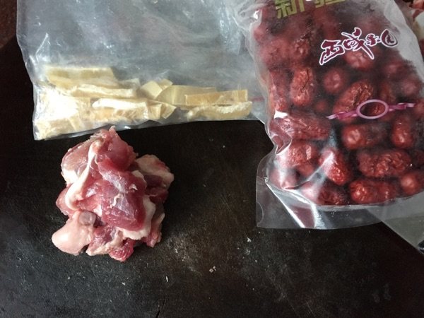 肉酱鱼胶炖汤步骤1