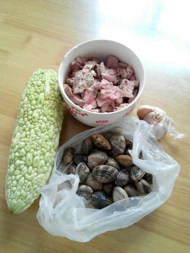 苦瓜花蛤肉片汤步骤1