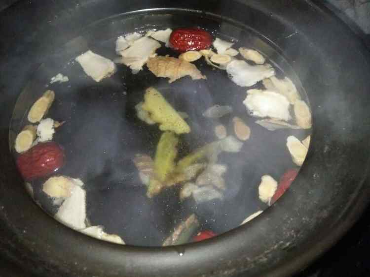 薏仁洋参土鸡汤步骤2