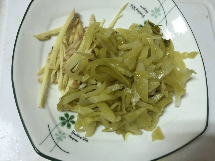 酸菜旗鱼汤步骤2
