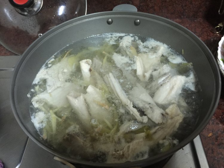 酸菜旗鱼汤步骤8