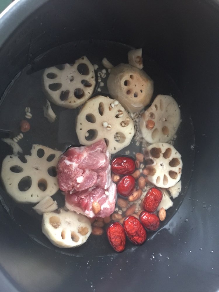 花生薏米红枣骨藕汤步骤3