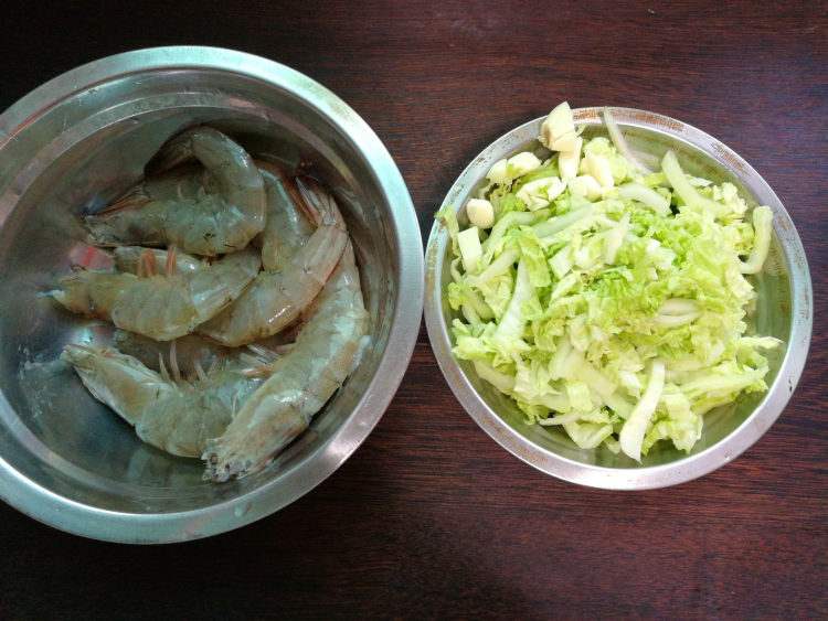 白菜海鲜汤步骤1