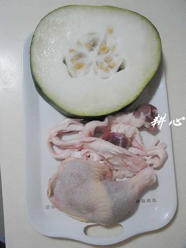 冬瓜猪蹄筋鸡汤步骤1