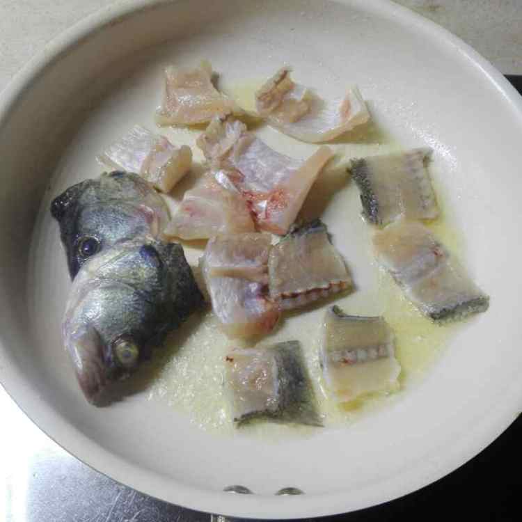 鲈鱼骨豆腐汤步骤1