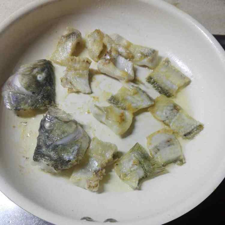 鲈鱼骨豆腐汤步骤2