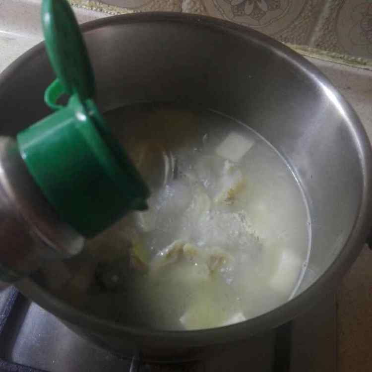 鲈鱼骨豆腐汤步骤10