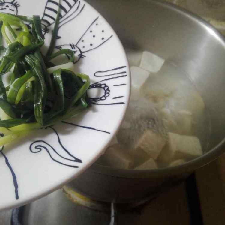 鲈鱼骨豆腐汤步骤8