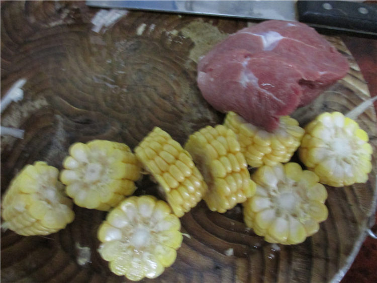 玉米淮山茯苓汤步骤1