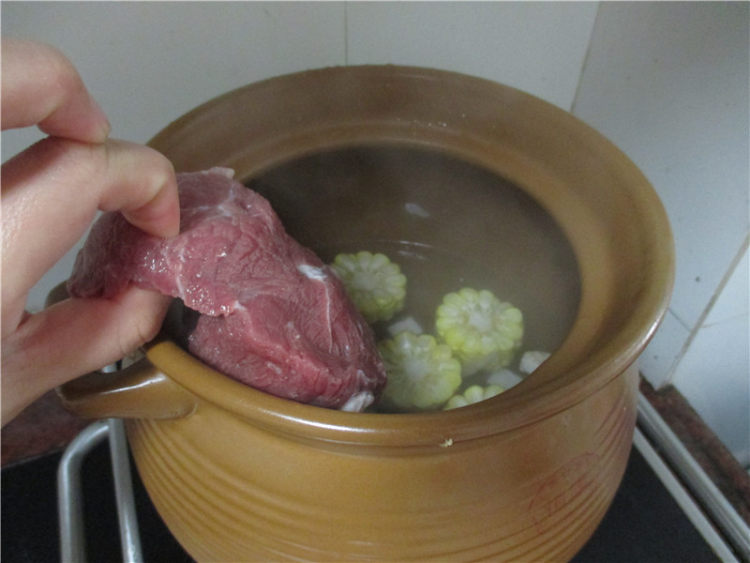 玉米淮山茯苓汤步骤6