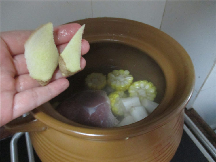 玉米淮山茯苓汤步骤8