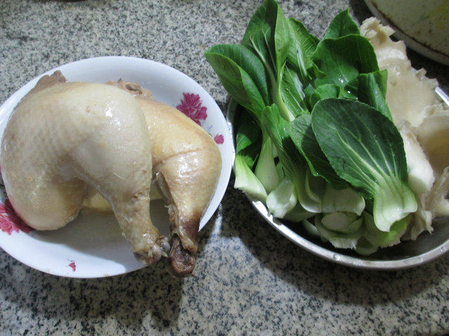 平菇青菜鸡腿汤步骤1