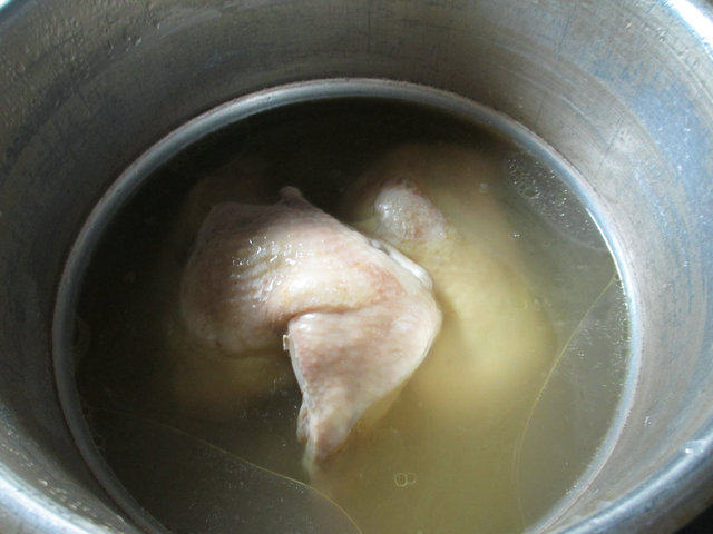 平菇青菜鸡腿汤步骤5