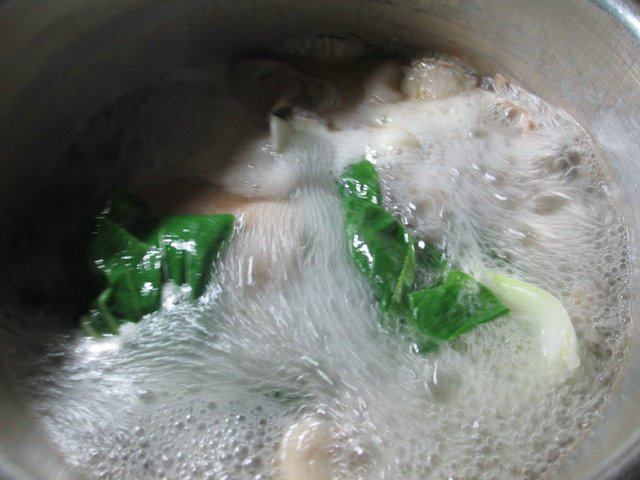 平菇青菜鸡腿汤步骤6