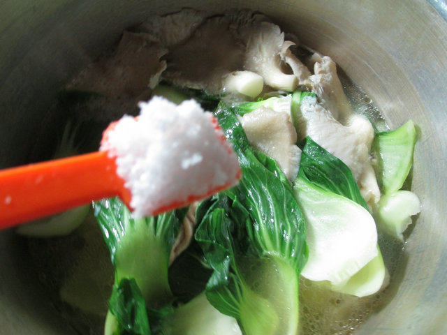 平菇青菜鸡腿汤步骤7
