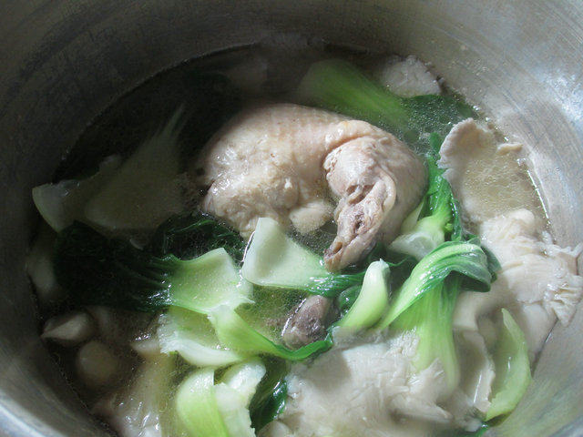 平菇青菜鸡腿汤步骤8