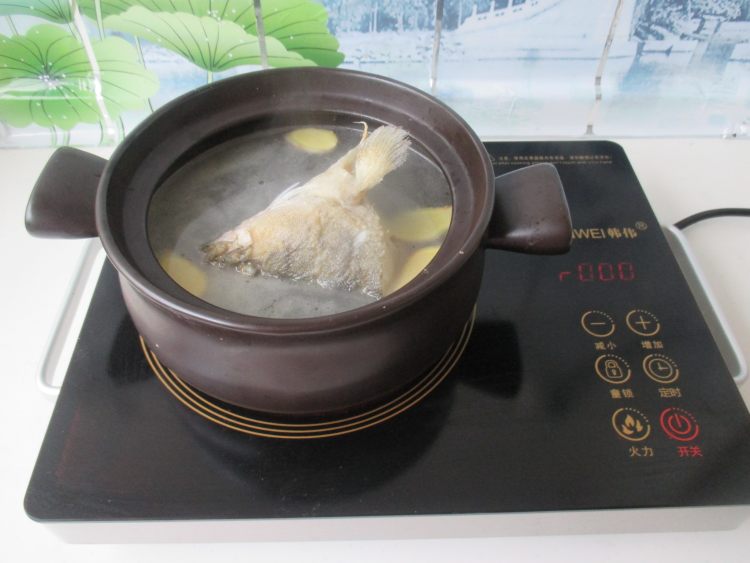 鱼头炖山药步骤5