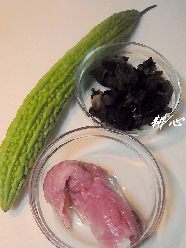 凉瓜木耳肉末汤步骤1