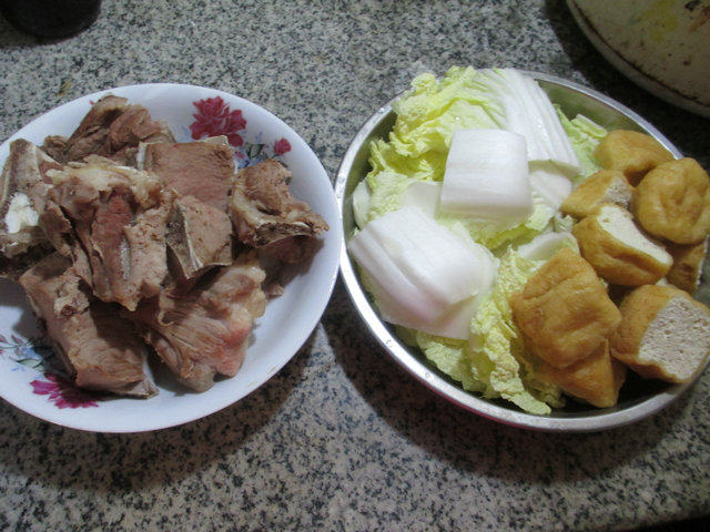 油豆腐白菜肉骨汤步骤1