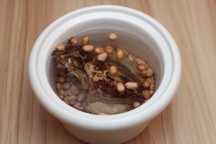 墨鱼花生黄豆汤步骤1