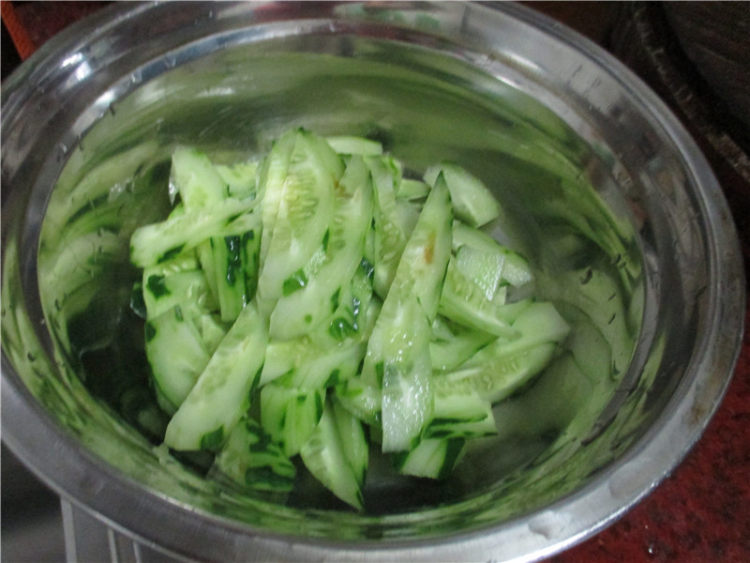 黄瓜瘦肉汤步骤1