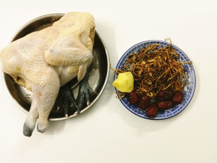 砂锅虫草花炖鸡步骤1