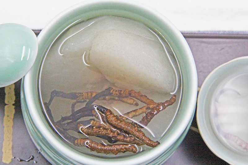 冰糖雪梨炖虫草步骤4