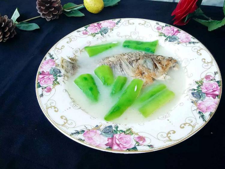 胜瓜炖鱼汤步骤7