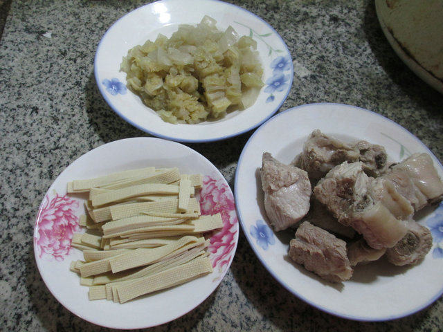 千张酸菜排骨汤步骤1