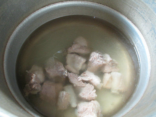 千张酸菜排骨汤步骤6