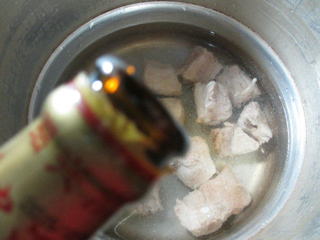 千张酸菜排骨汤步骤4