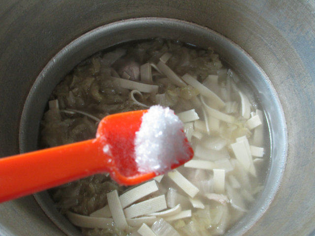 千张酸菜排骨汤步骤9