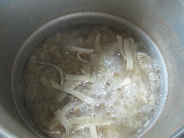 千张酸菜排骨汤步骤7
