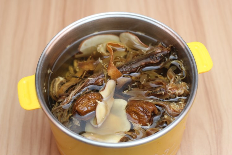 海底椰霸王花汤步骤1