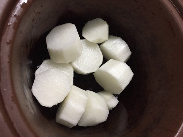 白萝卜筒子骨汤步骤2