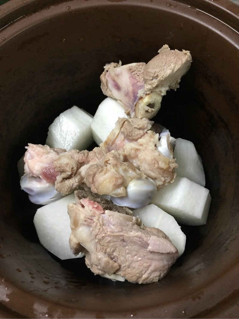 白萝卜筒子骨汤步骤3