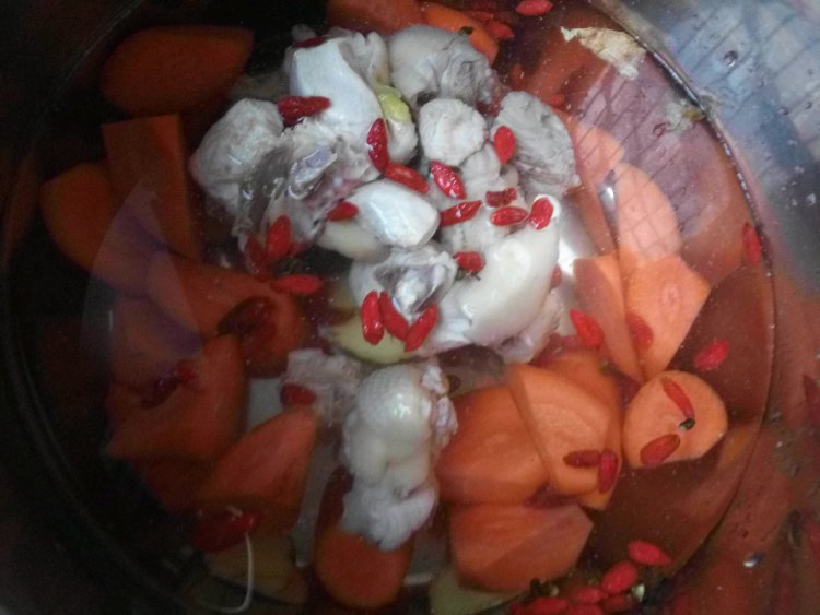 萝卜枸杞煲鸡肉步骤5