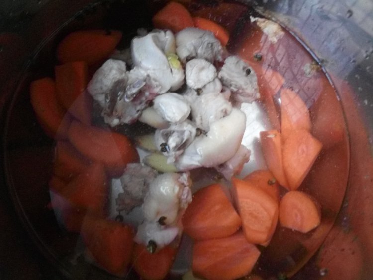 萝卜枸杞煲鸡肉步骤4
