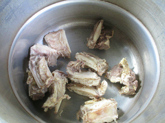 牛排骨粉丝汤步骤2