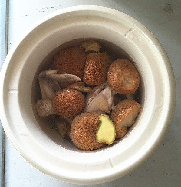 猴头菇煲土鸡汤步骤6
