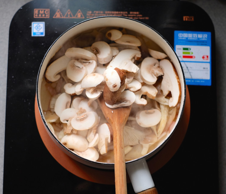 菌菇奶油浓汤步骤3