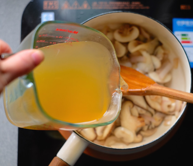 菌菇奶油浓汤步骤4