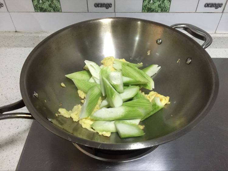 丝瓜鸡蛋肉燕汤步骤3