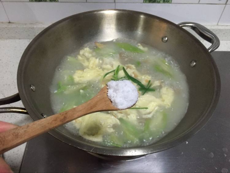 丝瓜鸡蛋肉燕汤步骤6