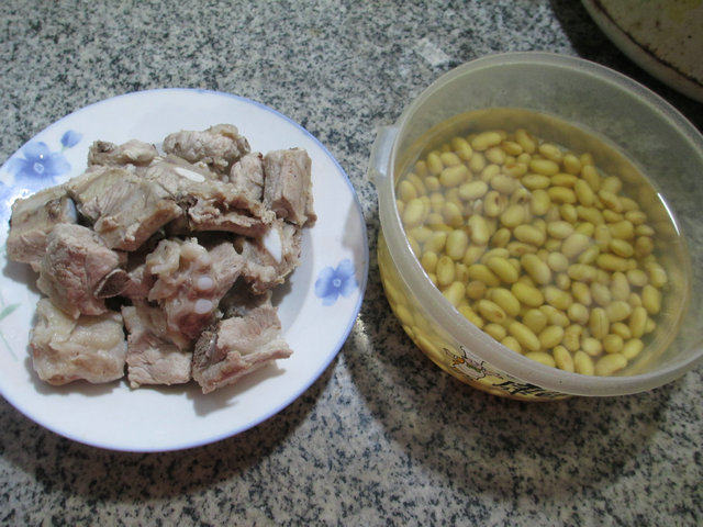 黄豆排骨汤步骤1