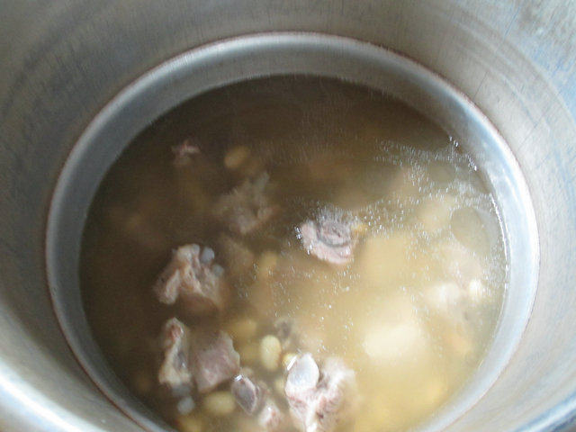 黄豆排骨汤步骤6