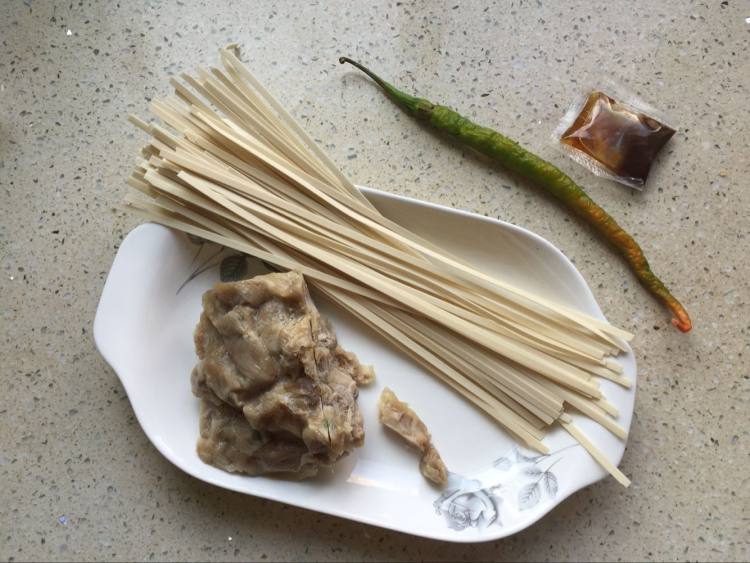 沙茶肉燕汤面步骤1